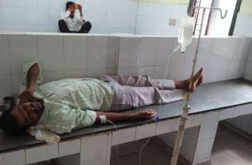 The patients were lying on the ground in the hospital, MP left after d अस्पताल में जमीन पर लेटे थे मरीज, सांसद गिलास बांटकर निकल गए