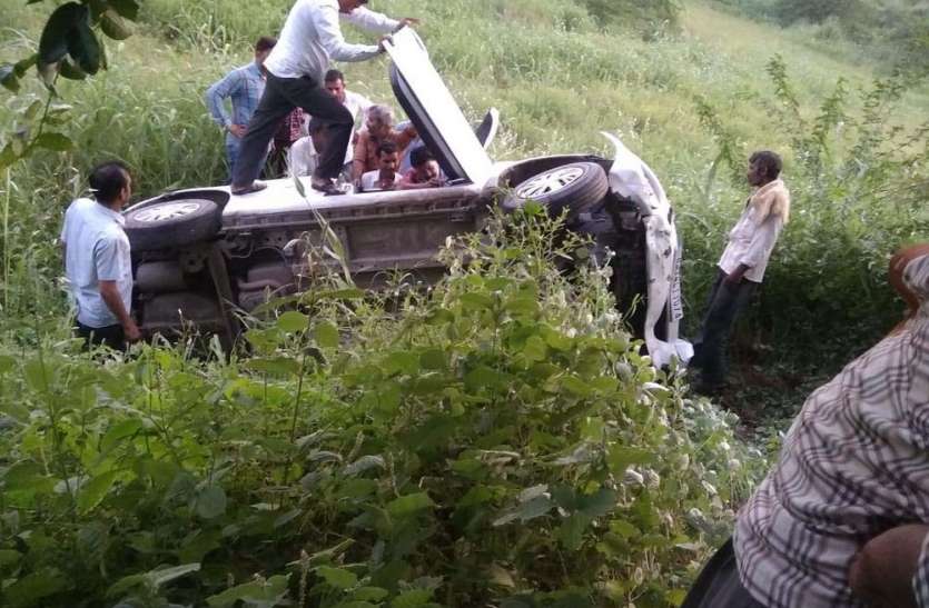 Car overturned, driver injured कार पलटी, चालक घायल