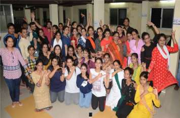 Navratri festival in Patrika Dandiya Utsav पत्रिका-पानबहार डांडिया महोत्सव: सबसे पहले चढ़ा डांडिया का रंग...इन्हें मिलेगा फ्री कपल्स पास