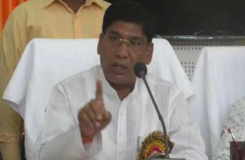 UP minister displays government works प्रभारी मंत्री ने सरकार की योजनाओं का किया गुणगान, अस्पताल में डॉक्टरों की कमी को पूरा करने की कही बात