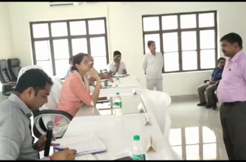 Hapur DM Aditi Singh In sampoorn Samadhan diwas Video: एक्शन में दिखीं डीएम, सबके सामने लापरवाही बरतने वाले अधिकारियों को लगाई फटकार और काट दी सैलरी