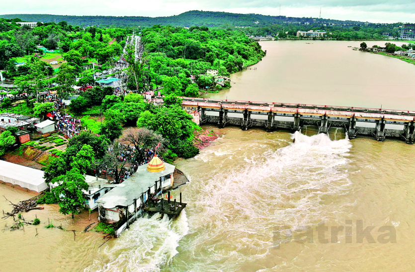 water_level_cross_lake.png लगातार बारिश से जल स्त्रोत लबालब, फिर भी पुराने शहर में पानी का संकट
