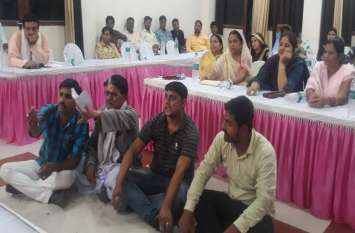 Corporater sat on dharna, dissatisfied with work पार्षद बैठे जमीं पर, बोले रोते-रोते निकले चार साल
