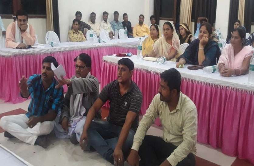गंगापुरसिटी. मांगों को लेकर जमीन पर बैठे पार्षद। पार्षद बैठे जमीं पर, बोले रोते-रोते निकले चार साल