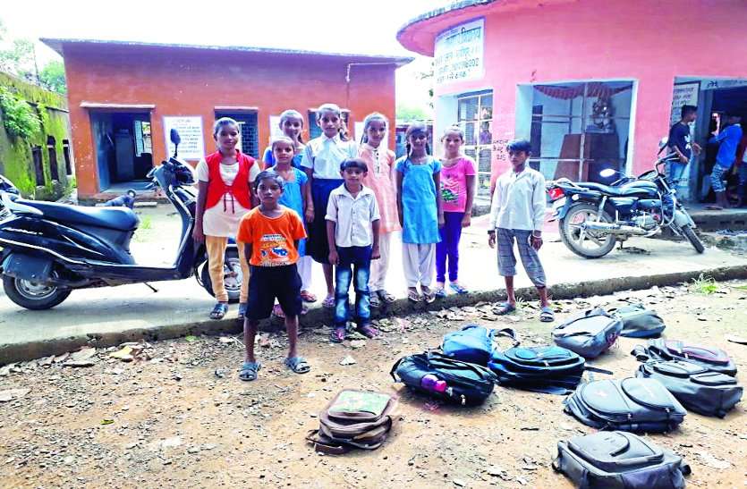 sheopur district ajapura school case of misbehaving with children बच्चों ने स्कूल में सफाई करने से किया मना, स्कूल के प्रभारी ने छात्रों की लगाई पिटाई, बाहर फेंके बस्ते