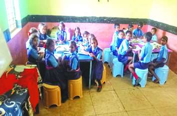 Hi tech education takes place in a government school in Balod district ये कोई प्राइवेट नहीं गांव का सरकारी स्कूल है भाई, यहां बिना बस्ता के शाला जाते हैं बच्चे, हाईटेक एजुकेशन ऐसा जिसे देख दुनिया हैरान
