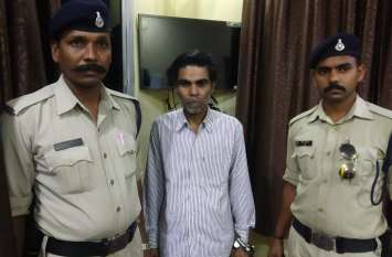 Assistant manager absconding in scam for 8 months surrendered in court 8 माह से घोटाले में फरार सहायक प्रबंधक ने कोर्ट मेें किया आत्मसमर्पण