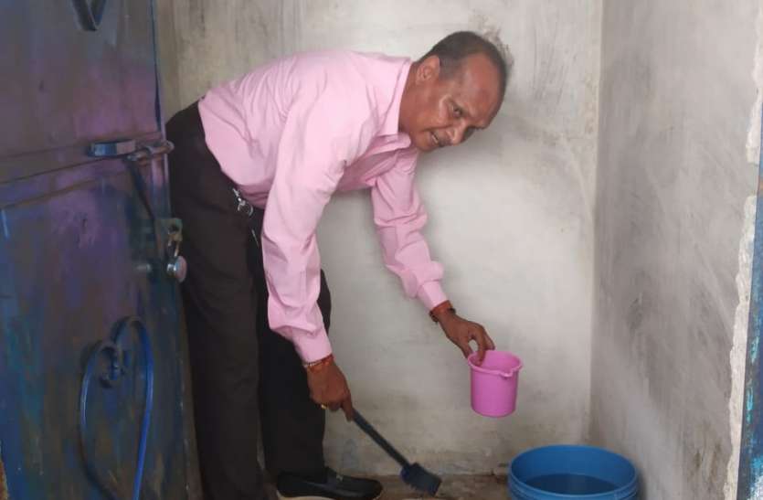 स्व-प्रेरणा से शाला परिसर की सफाई करने वाले शिक्षक, विद्यार्थी होंगे सम्मानित स्व-प्रेरणा से शाला परिसर की सफाई करने वाले शिक्षक, विद्यार्थी होंगे सम्मानित