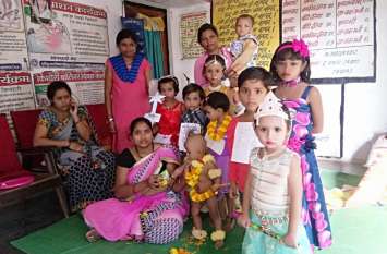 Little kids in a fancy dress wore a moha फैंसी डे्रस में नन्हे मुन्हे बच्चों ने मोहा मन
