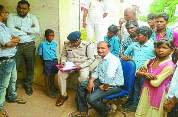 BMO kept OPD closed for 5 hours demanding action on youth in Nawagarh डॉक्टर ने की ऐसी हरकत कि जनता ने सीधे मुख्यमंत्री भूपेश बघेल और स्वास्थ्य मंत्री टीएस सिंहदेव से की शिकायत