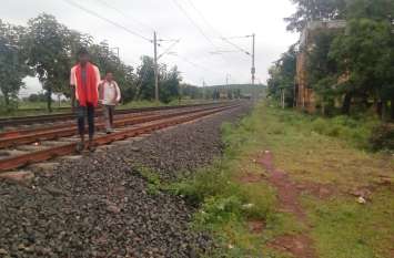 Workers of Anuppur-Katni third railway line were not paid salary अनूपपुर-कटनी तीसरी रेल लाइन के मजदूरों को नहींं दिया वेतन