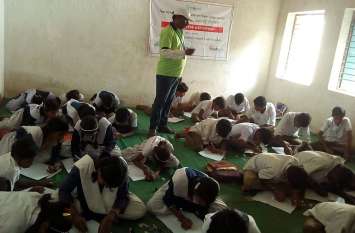 Students made the message of eradicating malaria by making posters पोस्टर बनाकर छात्रों ने दिया मलेरिया उन्मूलन का संदेश