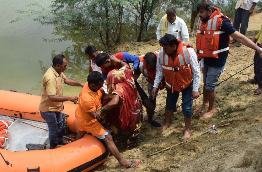 Chambal boom, flood in district, rescue and relief work going on . dholpur news dholpur चम्बल में उफान, जिले में बाढ़, बचाव व राहत कार्य जारी