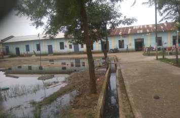 Alam of filth in girls education complex कन्या शिक्षा परिसर में गंदगी का आलम