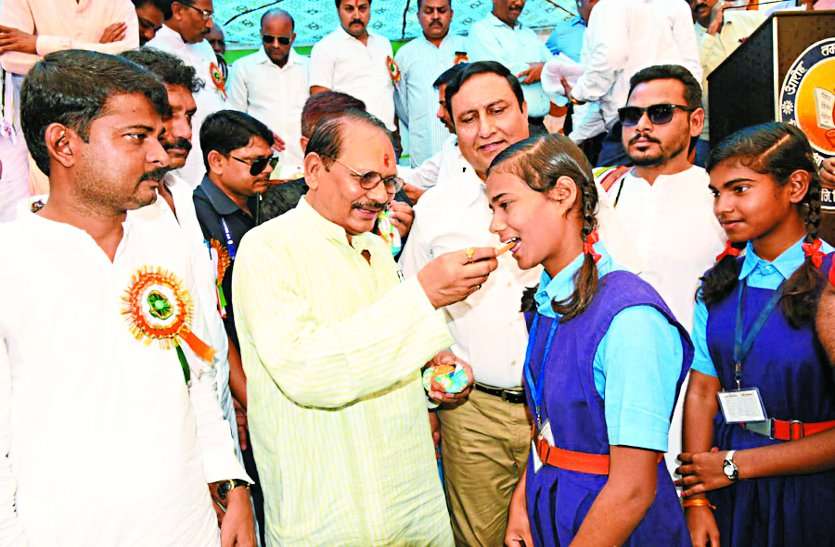 अब हर दिन स्कूलों में बच्चों को मिलेगा स्वादिष्ट व पौष्टिक नाश्ता, कलेक्टर ने किया प्रदेश की पहली ब्रेकफास्ट योजना का शुभारंभ अब हर दिन स्कूलों में बच्चों को मिलेगा स्वादिष्ट व पौष्टिक नाश्ता, कलेक्टर ने किया प्रदेश की पहली ब्रेकफास्ट योजना का शुभारंभ