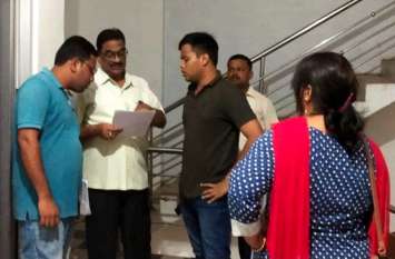 Balod Female SDM raided midnight private hospital महिला SDM ने आधी रात प्राइवेट अस्पताल में मारा छापा, अस्थाई लाइसेंस लेकर कर रहे थे ऑपेरशन, जड़ दिया ताला