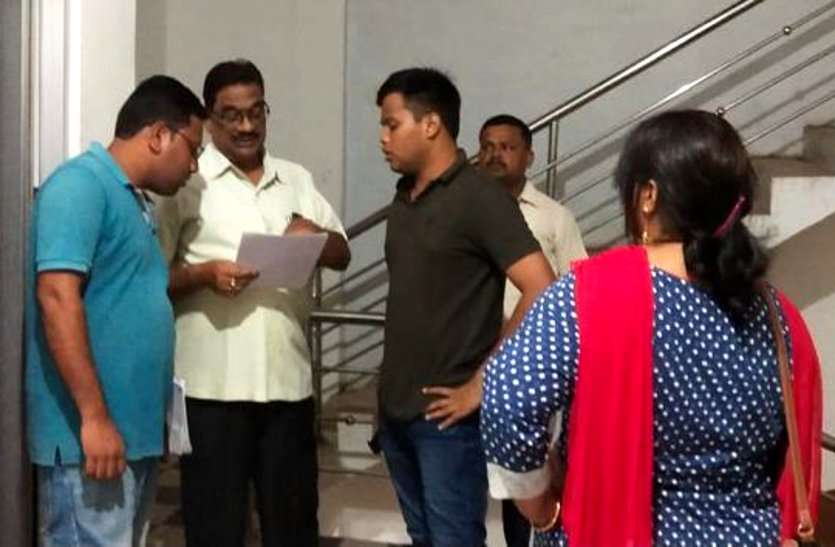 महिला SDM ने आधी रात प्राइवेट अस्पताल में मारा छापा, अस्थाई लाइसेंस लेकर कर रहे थे ऑपेरशन, जड़ दिया ताला महिला SDM ने आधी रात प्राइवेट अस्पताल में मारा छापा, अस्थाई लाइसेंस लेकर कर रहे थे ऑपेरशन, जड़ दिया ताला
