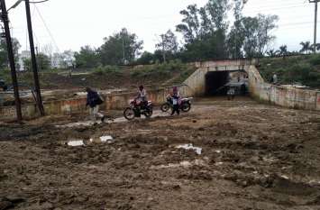 Nappa divert water to prevent waterlogging in underbridge अंडरब्रिज में पानी का भराव रोकने नपा को करना पड़ रहा नाला डायवर्ट