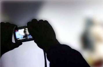 Neighbour Boy Shoot Ashlil Bathroom Video of married Woman पड़ोसी युवक ने महिला का नहाते हुए बनाया वीडियो, ब्लैकमेलिंग से तंग आकर की खुदकुशी