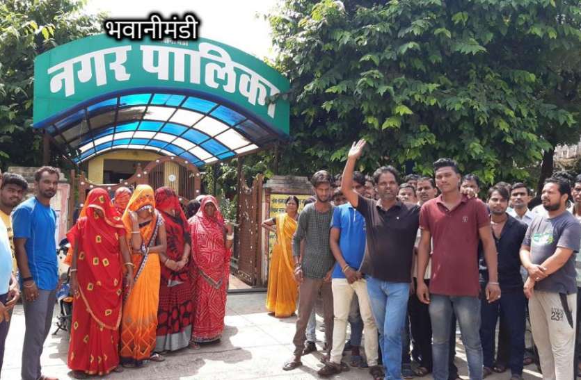 ईओ के हस्ताक्षर प्रमाणित नहीं, सफाई कर्मचारियों का वेतन अटका ईओ के हस्ताक्षर प्रमाणित नहीं, सफाई कर्मचारियों का वेतन अटका