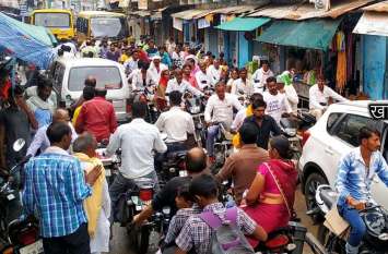 Store items, jammed up to the road सड़क तक जमा लिया दुकानों का सामान, जाम