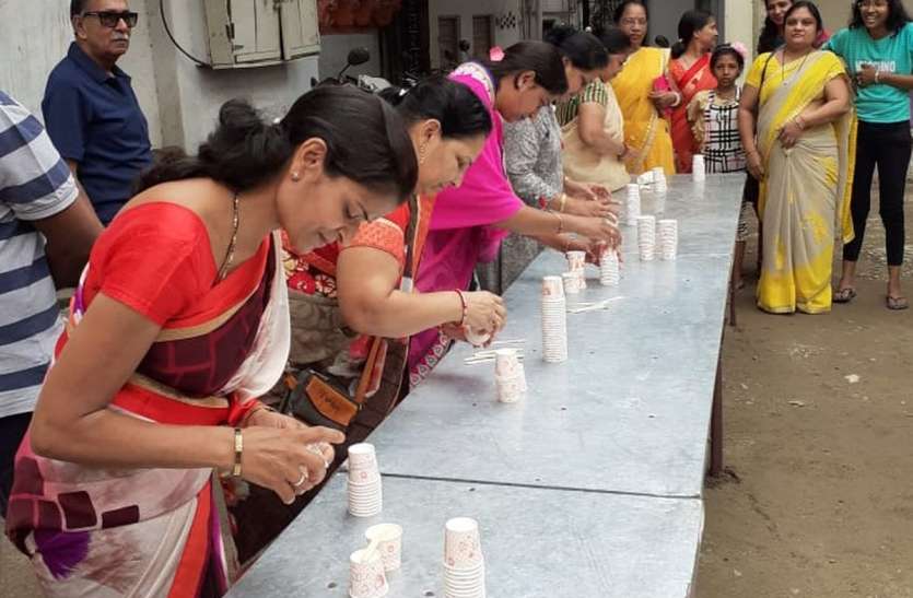 कुंवारियों ने विवाहित महिलाओं को मैदान पर दी पटखनी कुंवारियों ने विवाहित महिलाओं को मैदान पर दी पटखनी