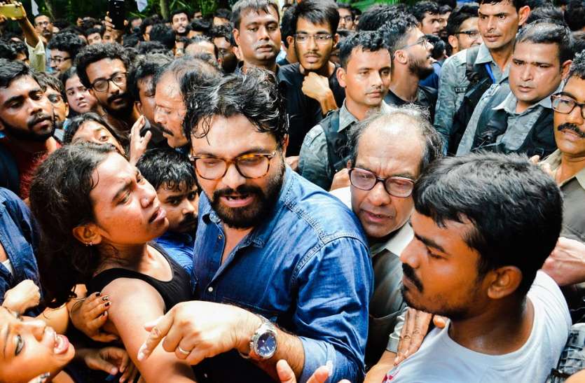 प. बंगाल: जब राज्यपाल ने भीड़ से मंत्री को बचाया प. बंगाल: जब राज्यपाल ने भीड़ से मंत्री को बचाया