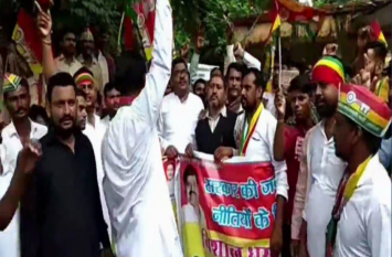 pragatisheel samajwadi party protest in banda news in hindi प्रगतिशील समाजवादी पार्टी ने 15 सूत्रीय मांगों को लेकर किया प्रदर्शन, देखें वीडियो