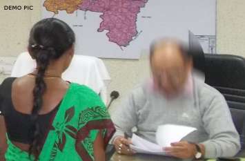 A woman has been struggling for many years to get land for her husband पति की मौत के बाद इस महिला को पांच साल से सता रहा अधिकारी
