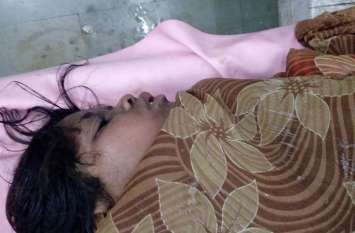 father hold daughter on neck and run for one kilometer Breaking : जंगल में पड़ी थी बेटी, जान बचाने के लिए कंधे पर लेकर एक किलोमीटर तक दौड़े पिता