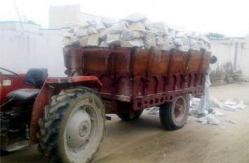 Overload tractors running gallop सरपट दौड़ रहे हैं ओवरलोड ट्रेक्टर