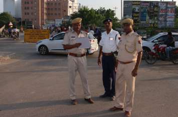 Homeguard saved his life by hanging on the bonnet of the car, no case होमगार्ड ने कार के बोनट पर लटककर जान बचाई, थाने में दर्ज ही नहीं किया मामला