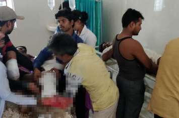 Car crushed two legs on demolished bridge, people beat driver जिसने ACCIDENT किया वो भाग गया, और लोगों ने मदद करने वाले की धुनाई कर डाली, देखें वीडियो