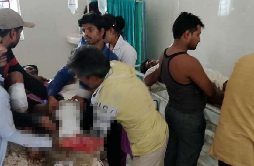 car.jpg जिसने ACCIDENT किया वो भाग गया, और लोगों ने मदद करने वाले की धुनाई कर डाली, देखें वीडियो