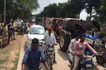Water filled in the way of mokshadham and fields, people got angry मोक्षधाम व खेतों के रास्ते भर गया पानी, फूट पड़ा लोगों का गुस्सा