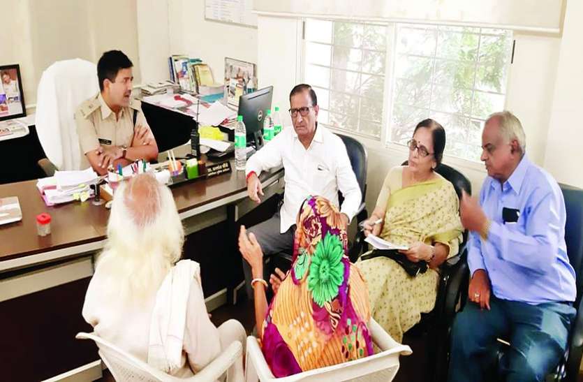 बेटे-बहू की हरकते बताते हुए रोने लगे बुजुर्ग पिता, हाथ जोडक़र पुलिस से बोले- साहब, नहीं रहना उसके साथ बेटे-बहू की हरकते बताते हुए रोने लगे बुजुर्ग पिता, हाथ जोडक़र पुलिस से बोले- साहब, नहीं रहना उसके साथ