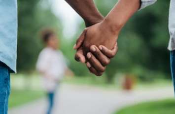 Wife with her friend call husband, both women take husband in a room पत्नी ने सहेली से पति को फोन करा घर बुलवाया, बहाने से कमरे में दोनों ले गई और...
