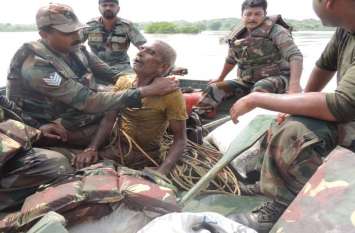 Army rescues villagers drowning in floods बाढ़ में डूबते ग्रामीण को सेना ने किया रेस्क्यू