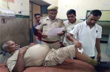 When the police stopped, a young man landed on the scuffle पुलिस ने रोका तो हाथापाई पर उतरा युवक