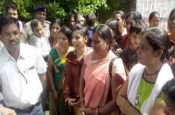 When the teachers started crying in front of the minister स्थानांतरण को लेकर जब मंत्री के सामने रोने लगी शिक्षकाएं
