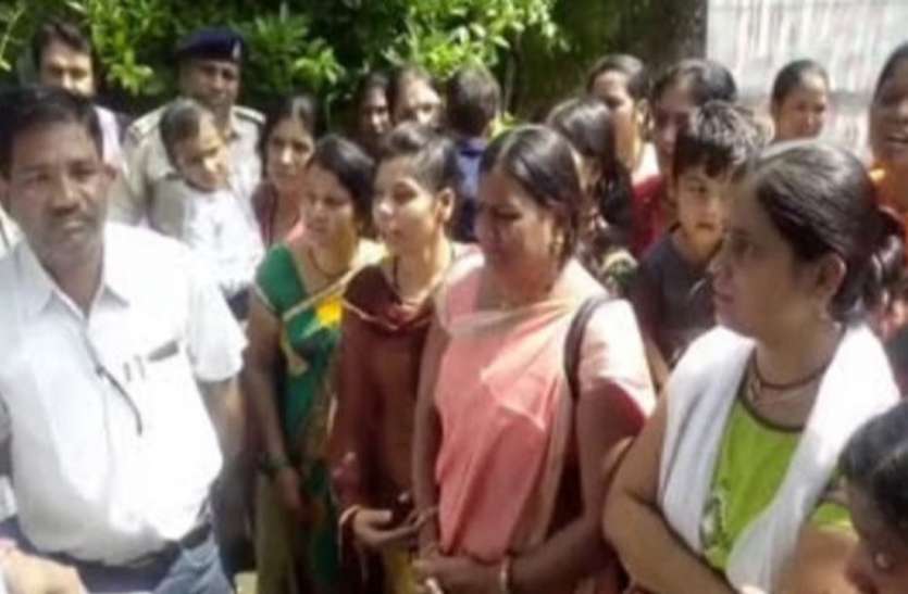 When the teachers started crying in front of the minister स्थानांतरण को लेकर जब मंत्री के सामने रोने लगी शिक्षकाएं