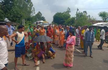 Resentment among villagers over the death of detained prisoner जेल में निरुद्ध बंदी की मौत पर ग्रामीणों में आक्रोश, किया चकाजाम