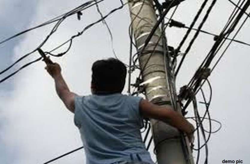 बिजली कंपनी का छापा, स्मार्ट मीटर ने पकड़ी सात लाख रुपए की बिजली चोरी बिजली कंपनी का छापा, स्मार्ट मीटर ने पकड़ी सात लाख रुपए की बिजली चोरी