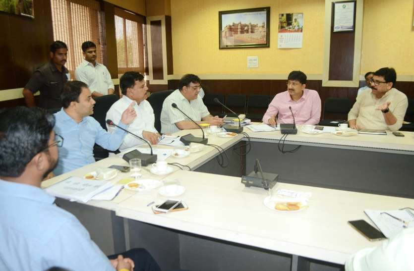 nagar nigam officer and gwalior administration meeting कांग्रेसी मंत्री तोमर ने कहा- शहर की सडक़ें ऐसी हों की मेरी गाड़ी बिना झटके के निकल जाए