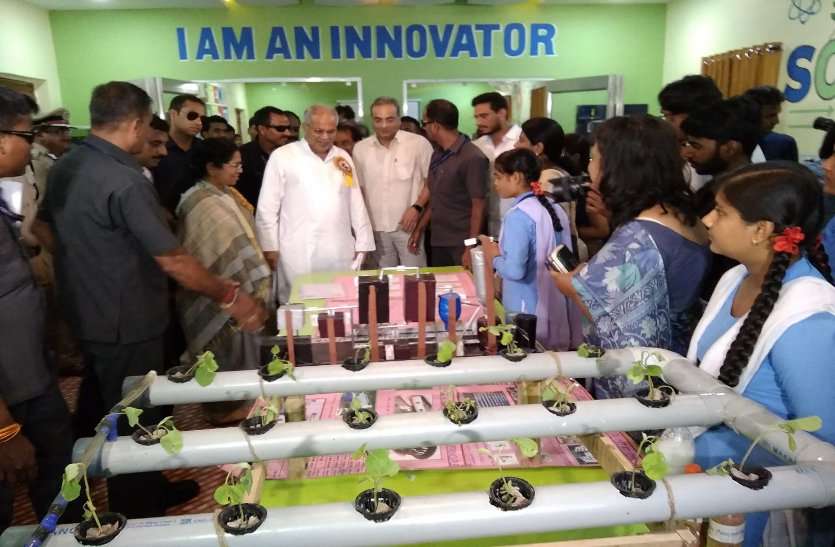 CM भूपेश बने सरकारी स्कूल के बच्चों के टीचर, लट्टू चलाकर सुनाई भंवरे की कहानी, क्लास में पढ़ाया भाषा का पाठ, Video