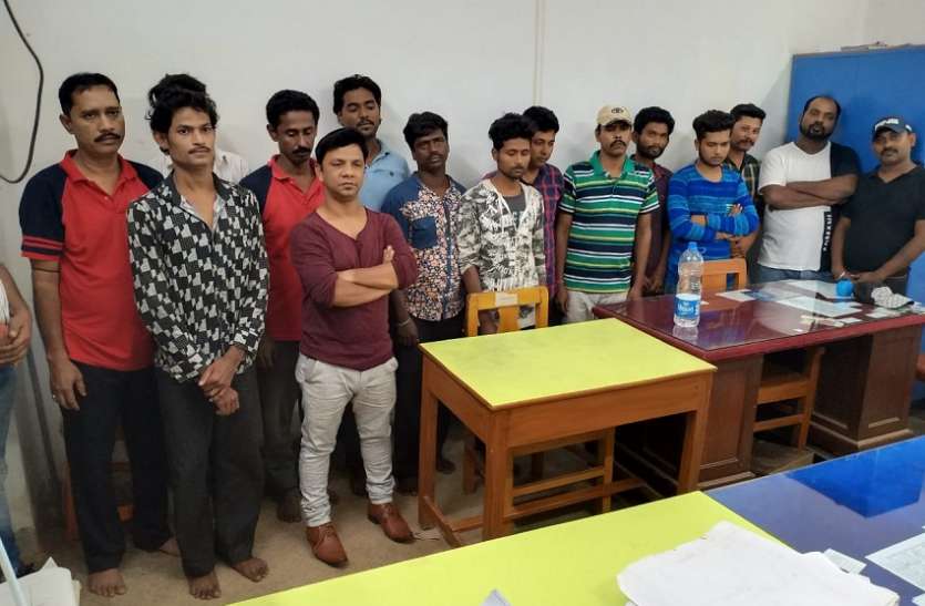बार कम रेस्टोरेंट्स में छापा, 15 गिरफ्तार बार कम रेस्टोरेंट्स में छापा, 15 गिरफ्तार