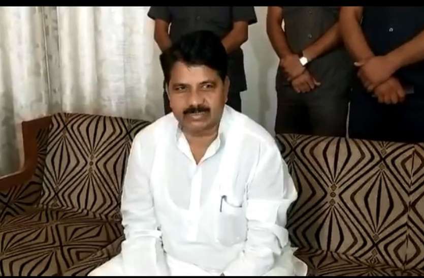 VIDEO : हनी ट्रैप मामले में बोले गृह मंत्री - कितने भी बड़े नाम शामिल क्यों न हो, कोई नहीं बच पाएगा VIDEO : हनी ट्रैप मामले में बोले गृह मंत्री - कितने भी बड़े नाम शामिल क्यों न हो, कोई नहीं बच पाएगा