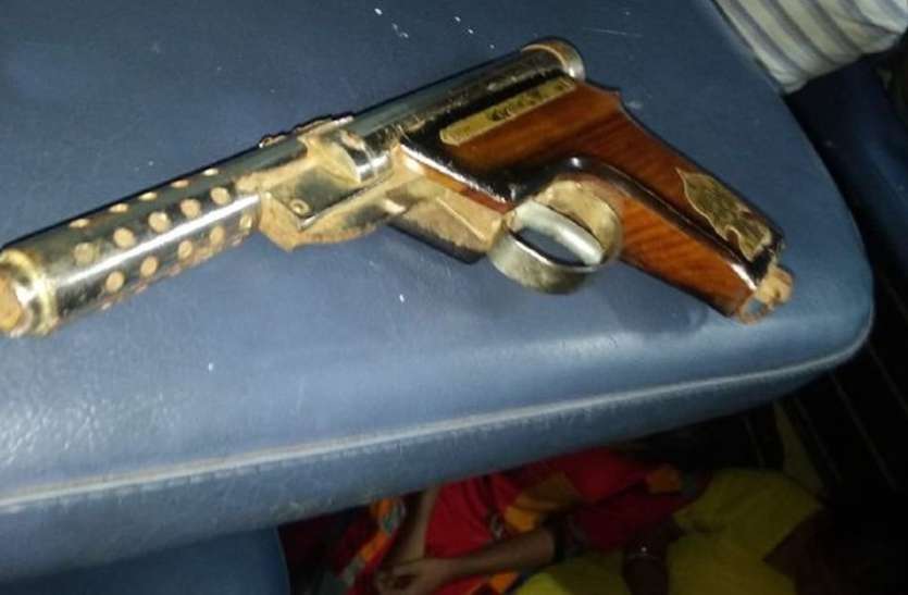 ट्रेन में पत्नी के पैर के पास बंदूक रख गए तीन लोग, पति से बोलीं पुलिस-लुटे नहीं हो, परेशान क्यों होते हो... ट्रेन में पत्नी के पैर के पास बंदूक रख गए तीन लोग, पति से बोलीं पुलिस-लुटे नहीं हो, परेशान क्यों होते हो...