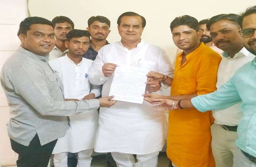 स्टेशन पर हो सुपरफास्ट ट्रेनों का ठहराव स्टेशन पर हो सुपरफास्ट ट्रेनों का ठहराव