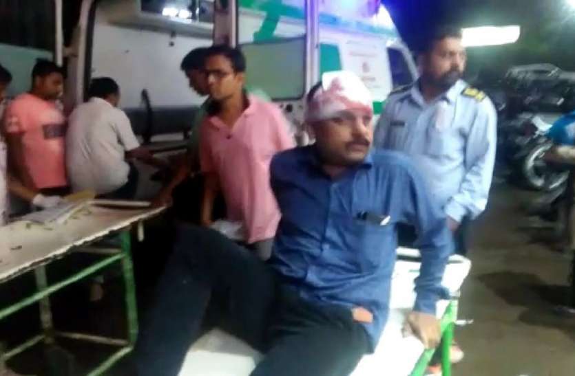बेलखाड़ू में बस पलटी, दो की मौत, 11 यात्री गंभीर देर रात भीषण भिड़ंत, बस पलटने से मचा कोहराम